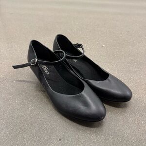 Girls Black Tap Shoes with Strap and Rounded Toe Size 5.5